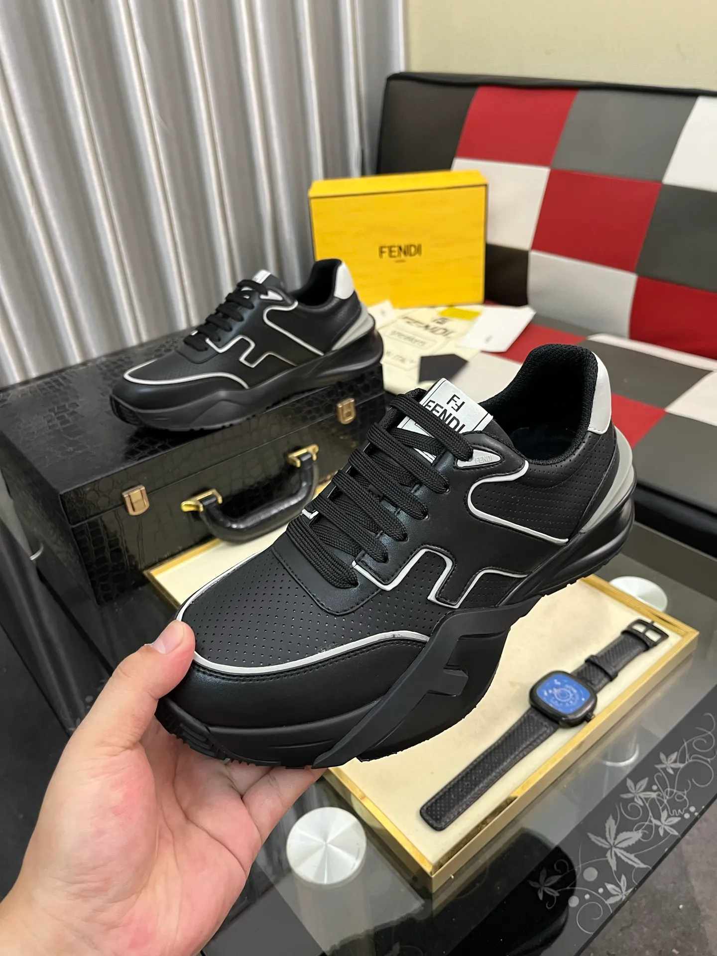 Men's men's shoes 💰560⌚️⌚️FENDI.•FENDI unique modern style sneakers. Counter purchasing🏃casual shoes😍😍 Original breathable fly-knit mesh imported from Italy (refuses to discolor and abrade feet) soles: Original soles specially provided by the original factory, super cool😍 French lazy style design ⚠️ Original quality, super comfortable and wear-resistant original soles. Code number: 38-442️⃣Colors available